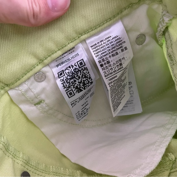 NWT Levi’s High Waisted Mom Shorts - Picture 10 of 14